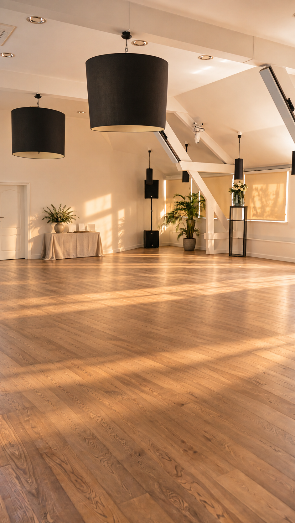 Torenzaal van Torenhof met houten vloer, hoge plafondlampen en warm invallend licht