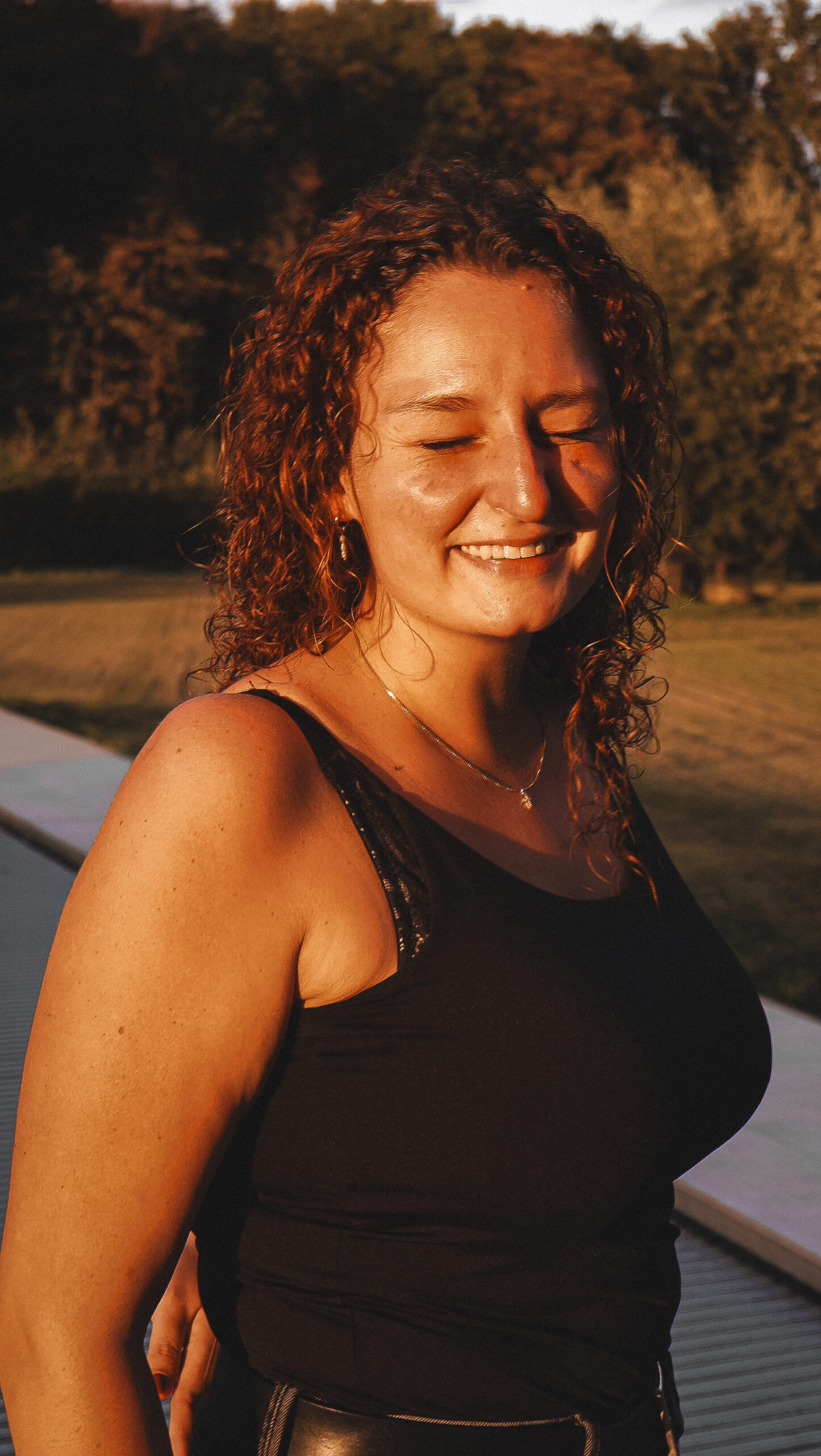 Warm portret van een glimlachende vrouw, sfeerbeeld voor Confidence BOOST