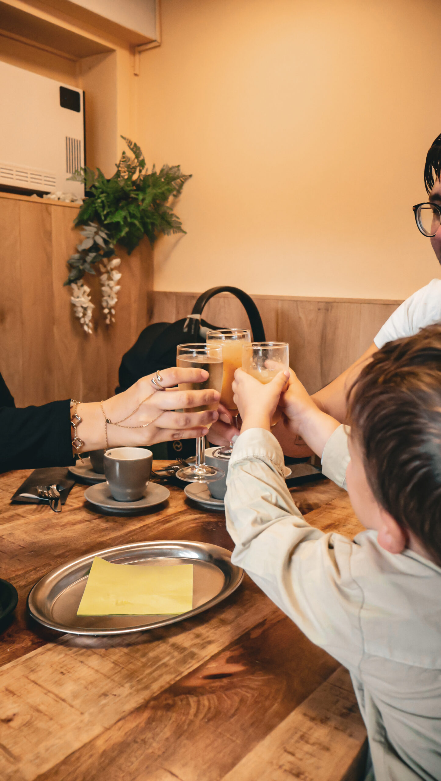 Samen klinken tijdens een warm ontbijt bij Torenhof