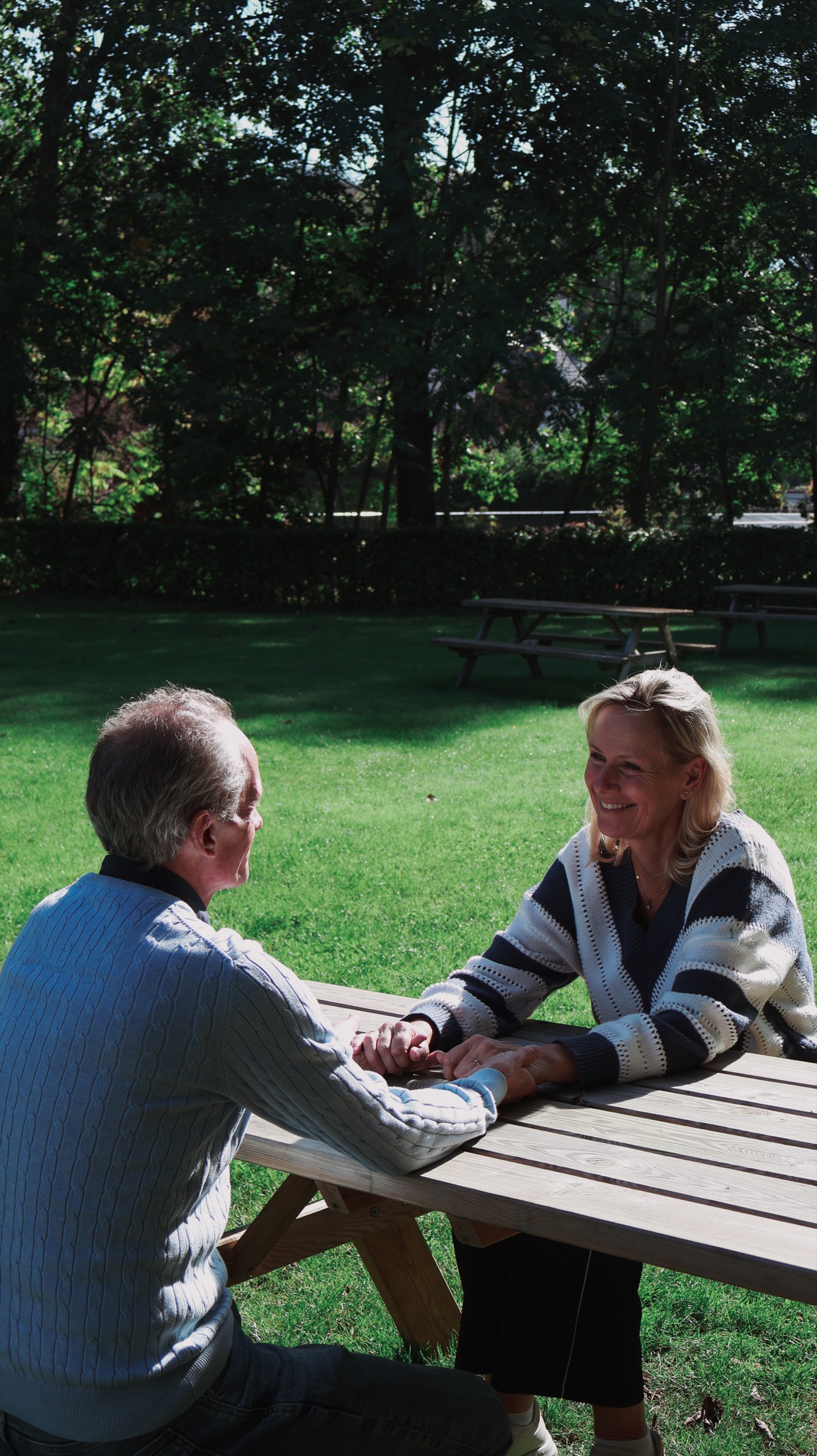Koppel hand in hand aan een picknicktafel bij Torenhof