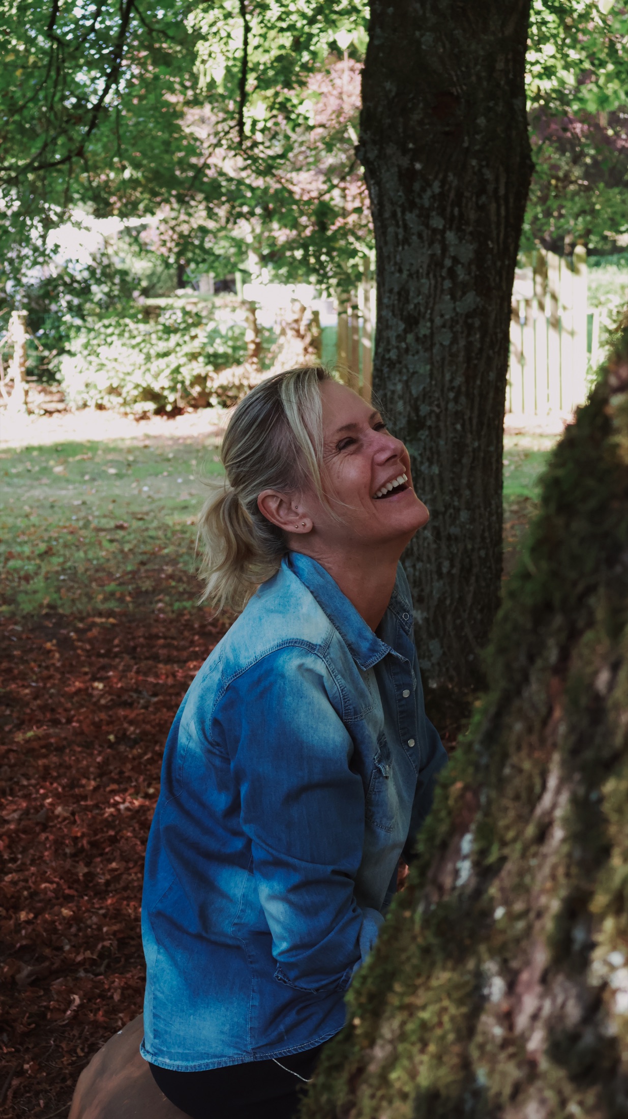 Lachend portret tussen de bomen van Torenhof