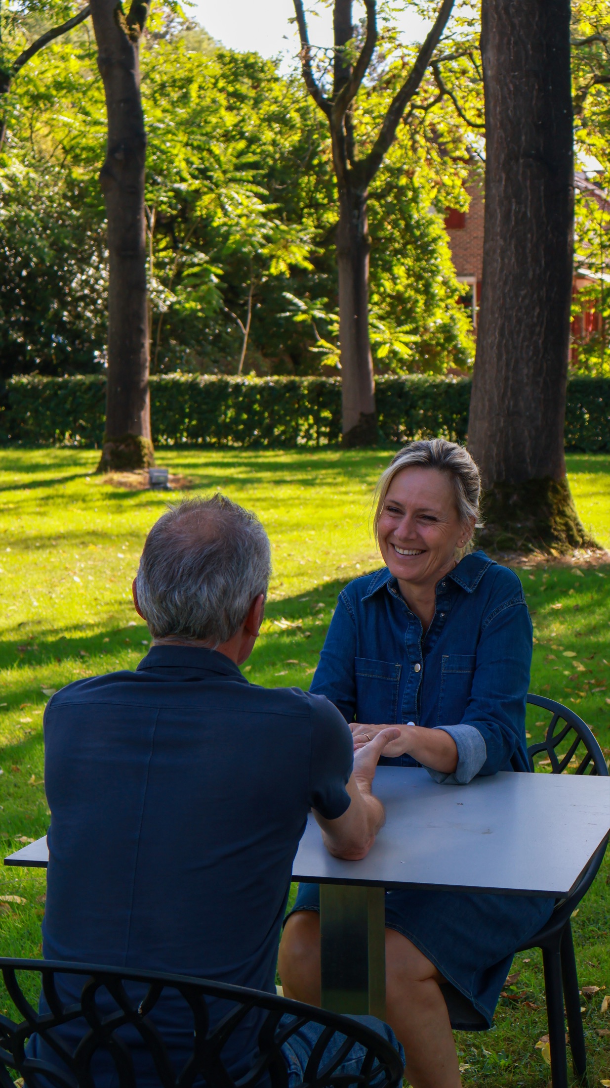 Spontaan koppelmoment aan een tuintafel bij Torenhof