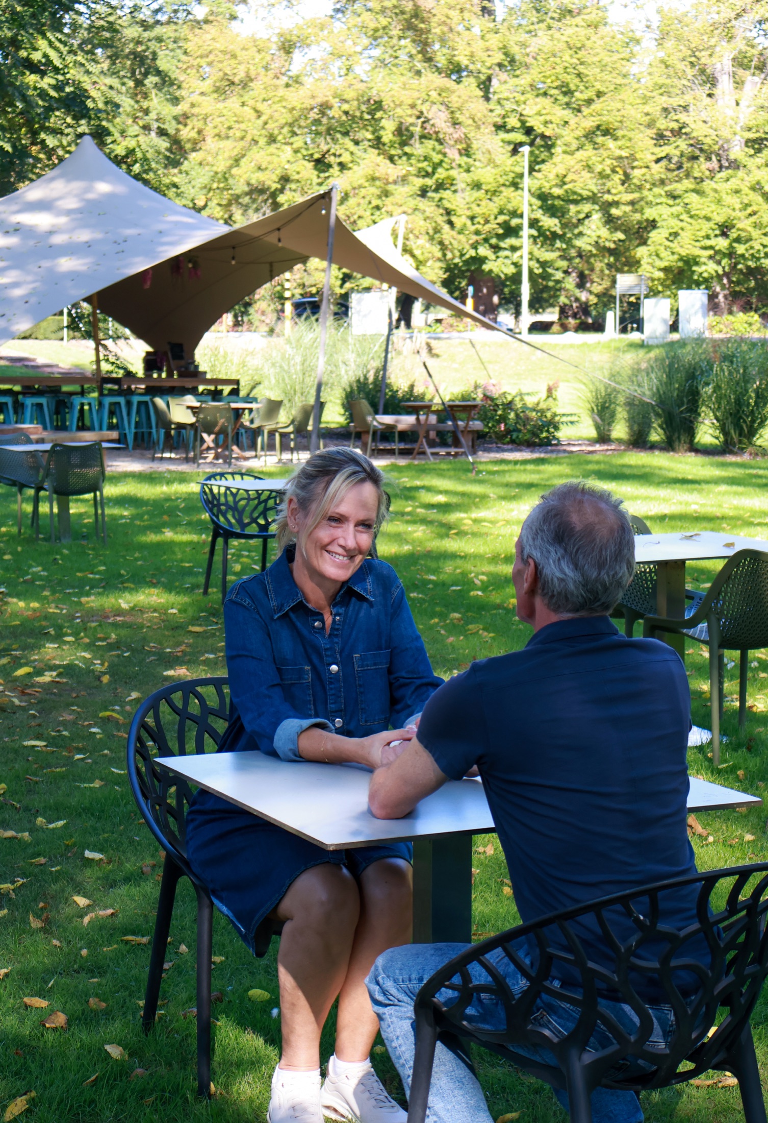 Koppel aan tafel tijdens een fotoshoot op het domein van Torenhof