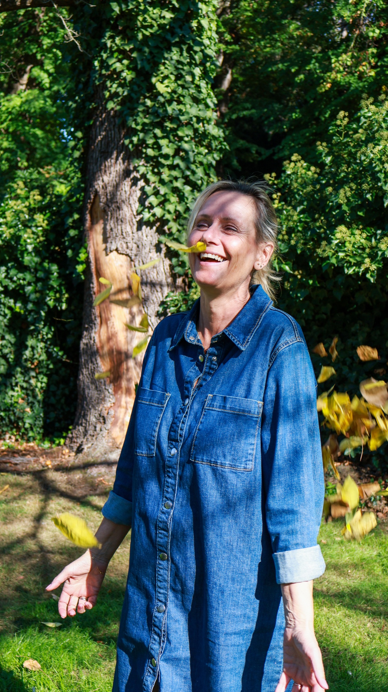 Spontaan portret tijdens een fotoshoot in de tuin van Torenhof